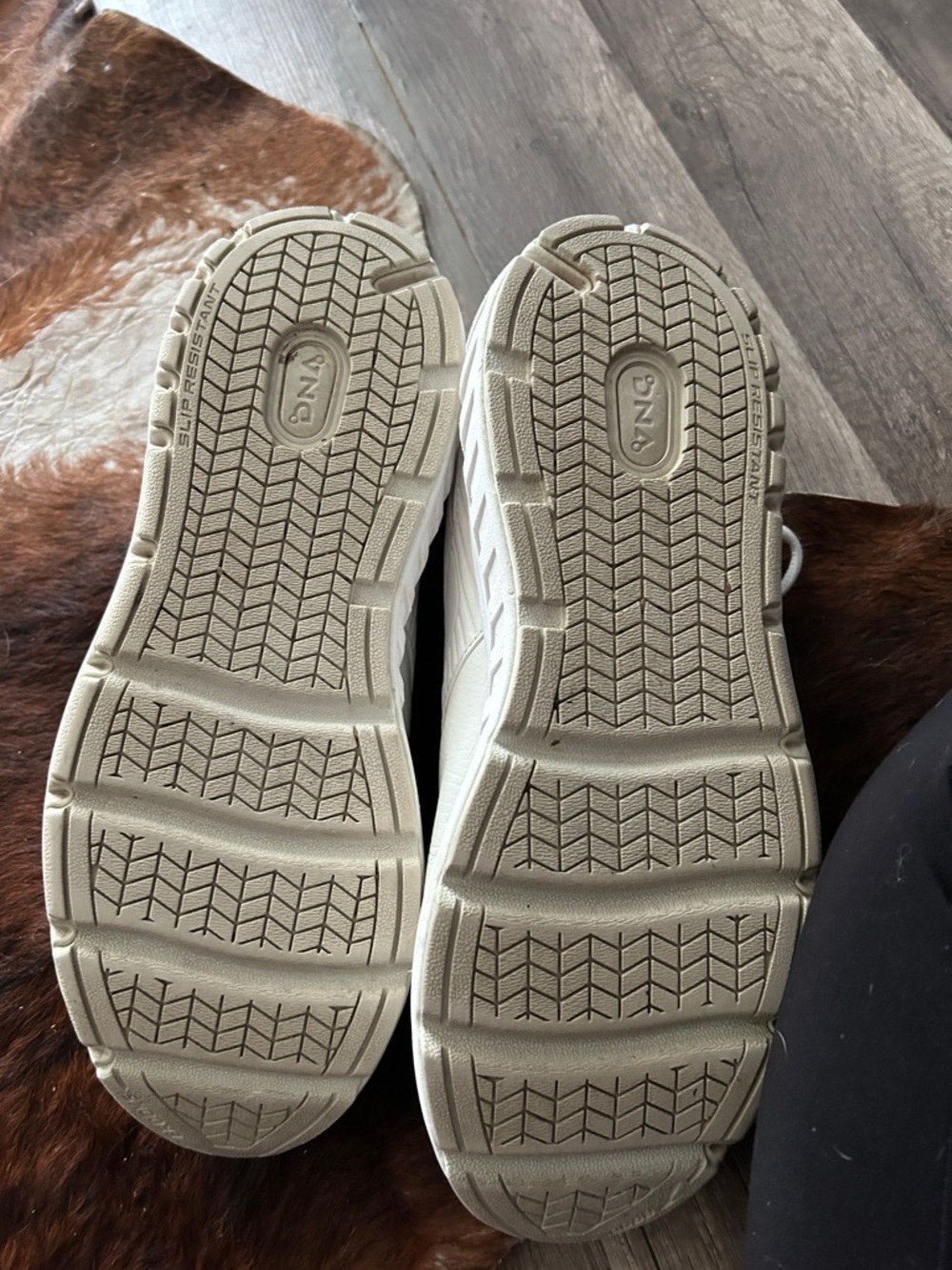 Brooks mens wide All-White Leather Athletic Sneakers - Picture 5 of 5